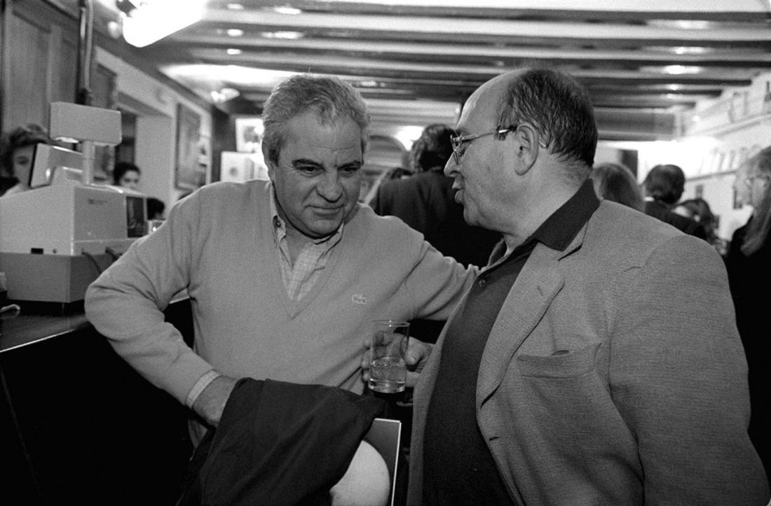 El escritor Manuel Vázquez Montalbán fotografiado con Juan Marsé, en el XXV aniversario de la creación de su personaje Pepe Carvalho, en Barcelona en 1997.
